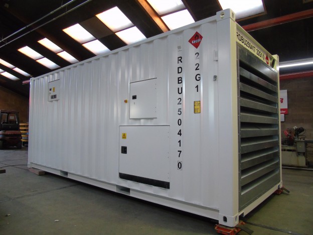 Eén van de twee geluidgedempte zeecontainers met een generatorset.